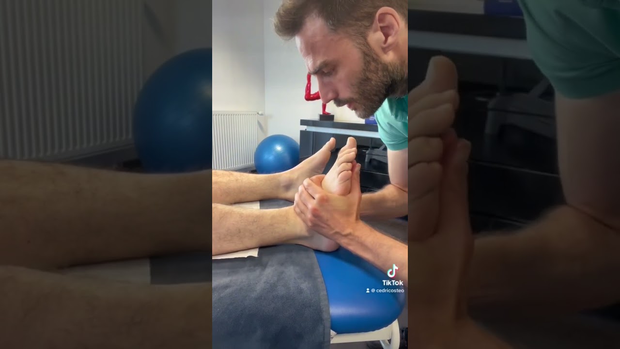 Manipulation cheville #cheville #osteo #sports #asmr