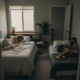 explorez le phénomène du sleep divorce dans notre épisode du podcast le mot. comprenez pourquoi certains couples choisissent de dormir séparément pour mieux vivre ensemble.