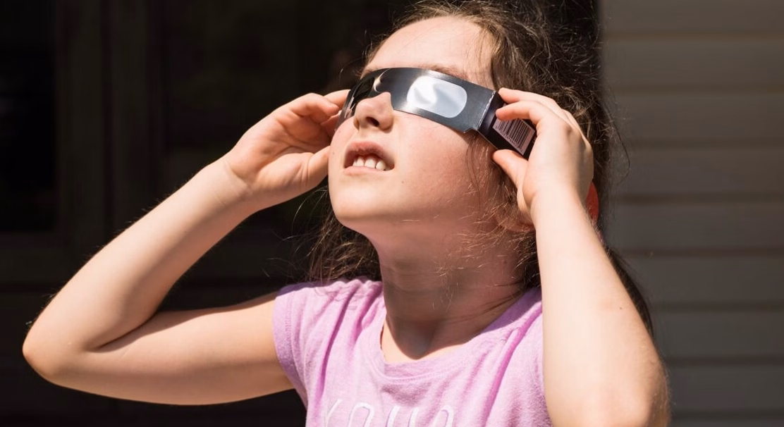 Éclipse solaire : reconnaître les signes de lésions oculaires et protéger votre vue