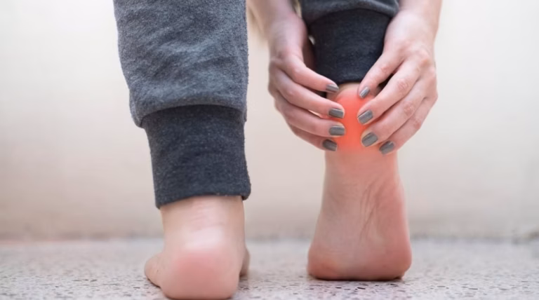 Pourquoi j&rsquo;ai les pieds froids : causes et remèdes